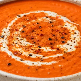 ️ Roasted Red Pepper Soup: Creamy, Smoky & Irresistible! Red pepper soup: make this incredibly smoky and creamy soup with roasted vegetables and a touch of bals